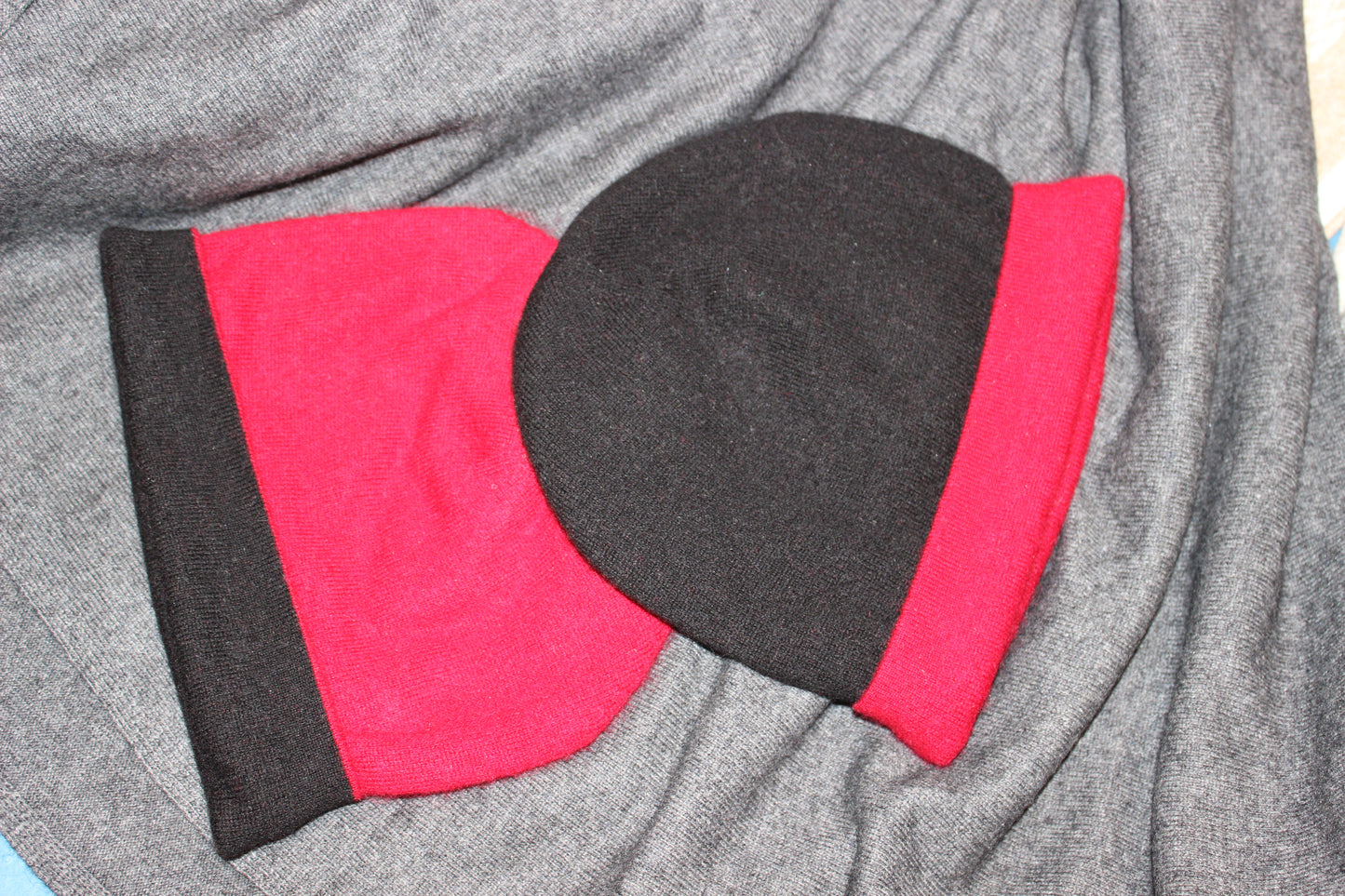 Cashmere Beanies - Red / Black